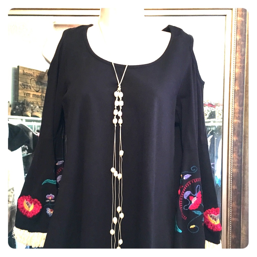 Ciate blk cold shoulder embroidery top sz S